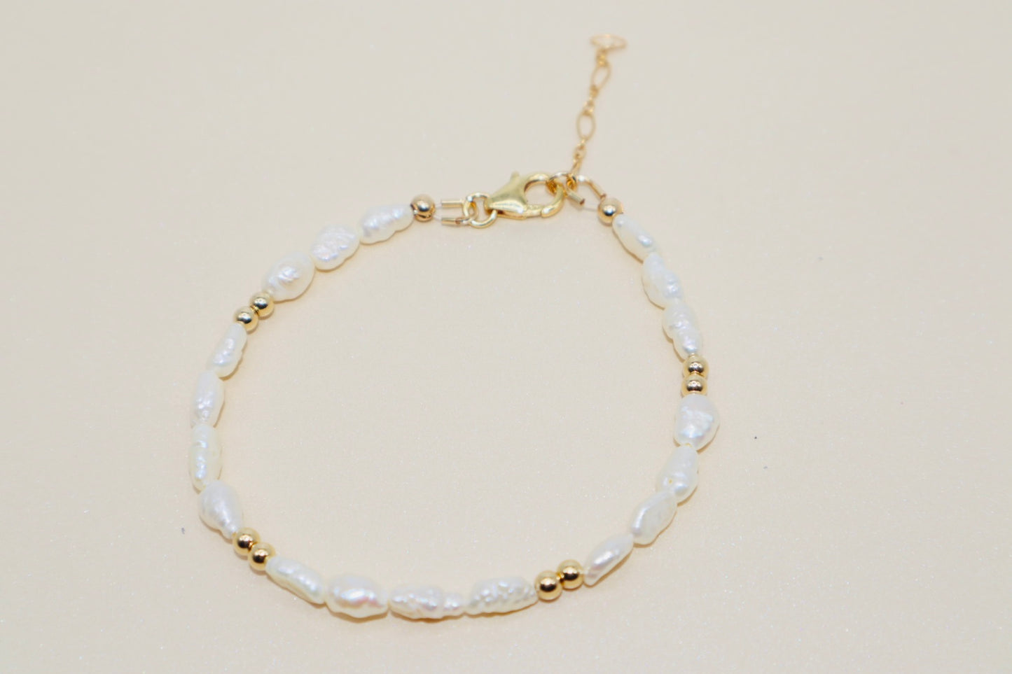 Dainty 14k gold-filled beaded pearl bracelet 