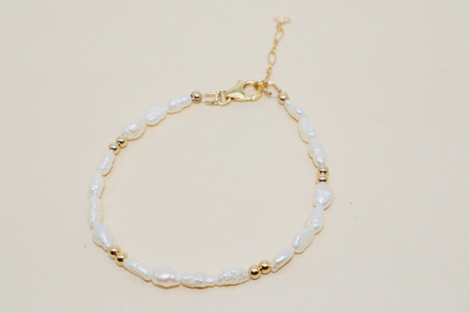 Dainty 14k gold-filled beaded pearl bracelet 